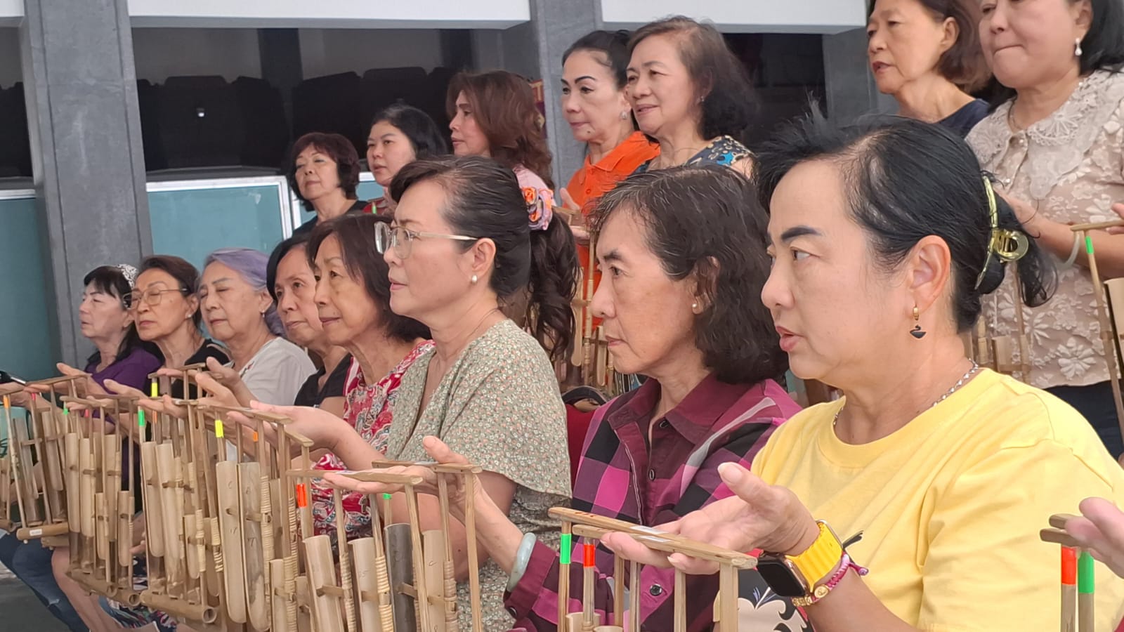 Angklung Gotong Royong, Cara Para Ibu Merawat Harmoni di Usia Senja