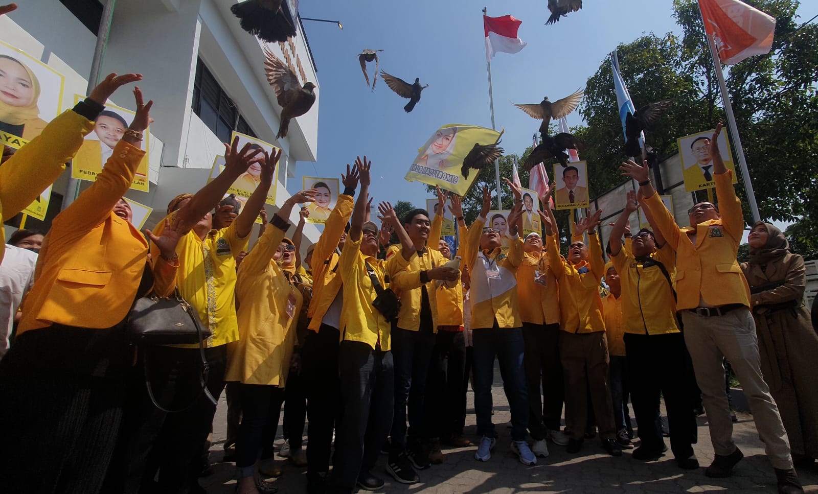 DPD Golkar Surabaya Lepas 50 Ekor Merpati di Kantor KPU