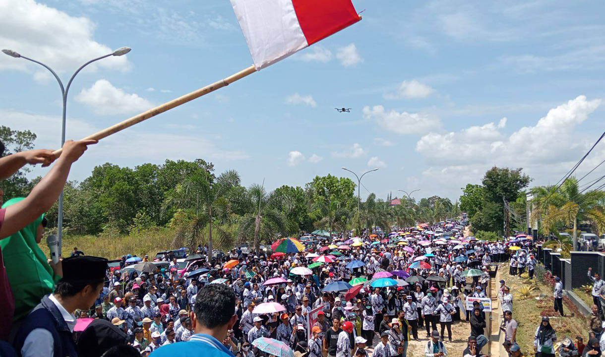 Sidang Guru Honorer Supriyani Dikawal Ratusan Guru dan Warga, Tuntut Dibebaskan Tanpa Syarat