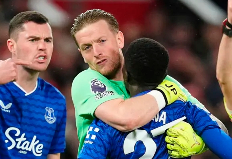 Detik-Detik Memalukan Idrissa Gueye Tampar Rekan Setim Michael Keane Saat Lawan Man United, Moyes Malah Bersemangat 