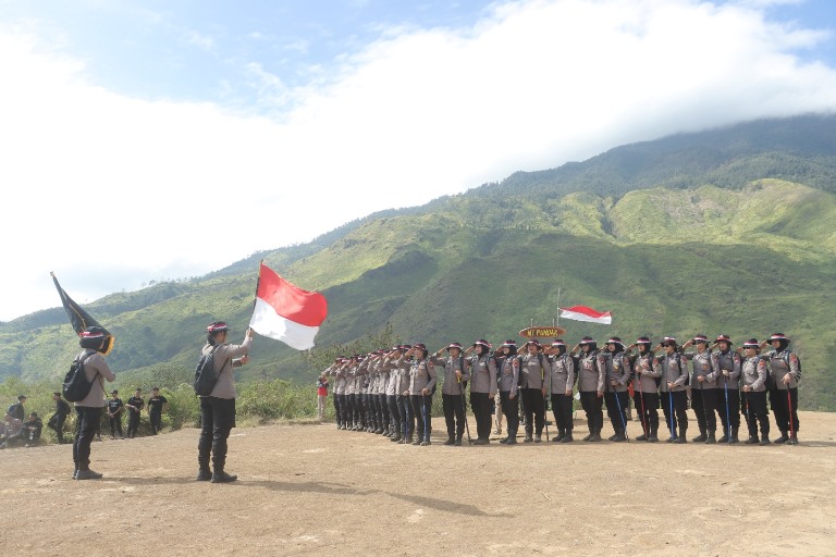 Upacara HUT Polwan di Puncak Gunung Pundak