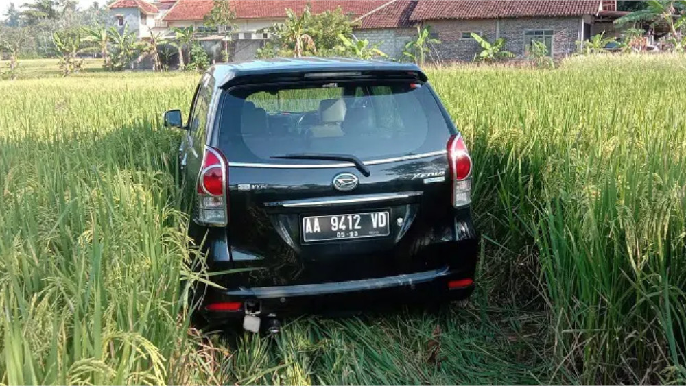 Alami Kecelakaan, Mobil Pemudik Nyasar Terobos Sawah di Kulon Progo, Warga Geger!