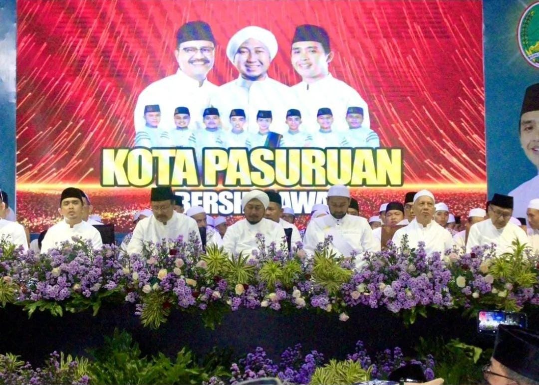 Gus Ipul Bersama Ribuan Warga Khusyuk Bersholawat 