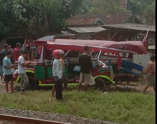 Sempat jadi Polemik, Mobil Odong-odong Ramai Penumpang Ditabrak Kereta Api, Korban Tewas 9 Orang