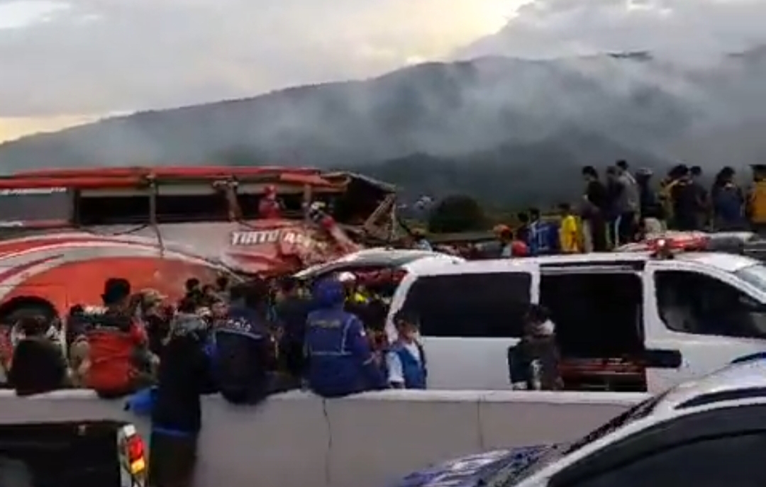 4 Tewas dalam Kecelakaan Beruntun, Bermula Bus Diseruduk Truk di Tol Pandaan-Malang