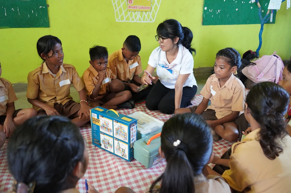 Ketika Perempuan Peduli Pendidikan Sumba, 14 Sekolah Diguyur Laptop dan Ratusan Buku