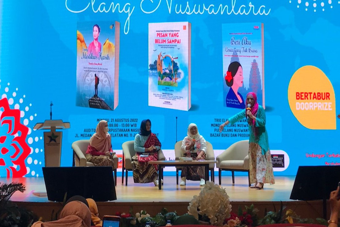 'Menerbangkan' Tiga Buku, Elang Nuswantara Ingatkan Menulis Budaya dan Alam Indonesia dengan Sepenuh Rasa