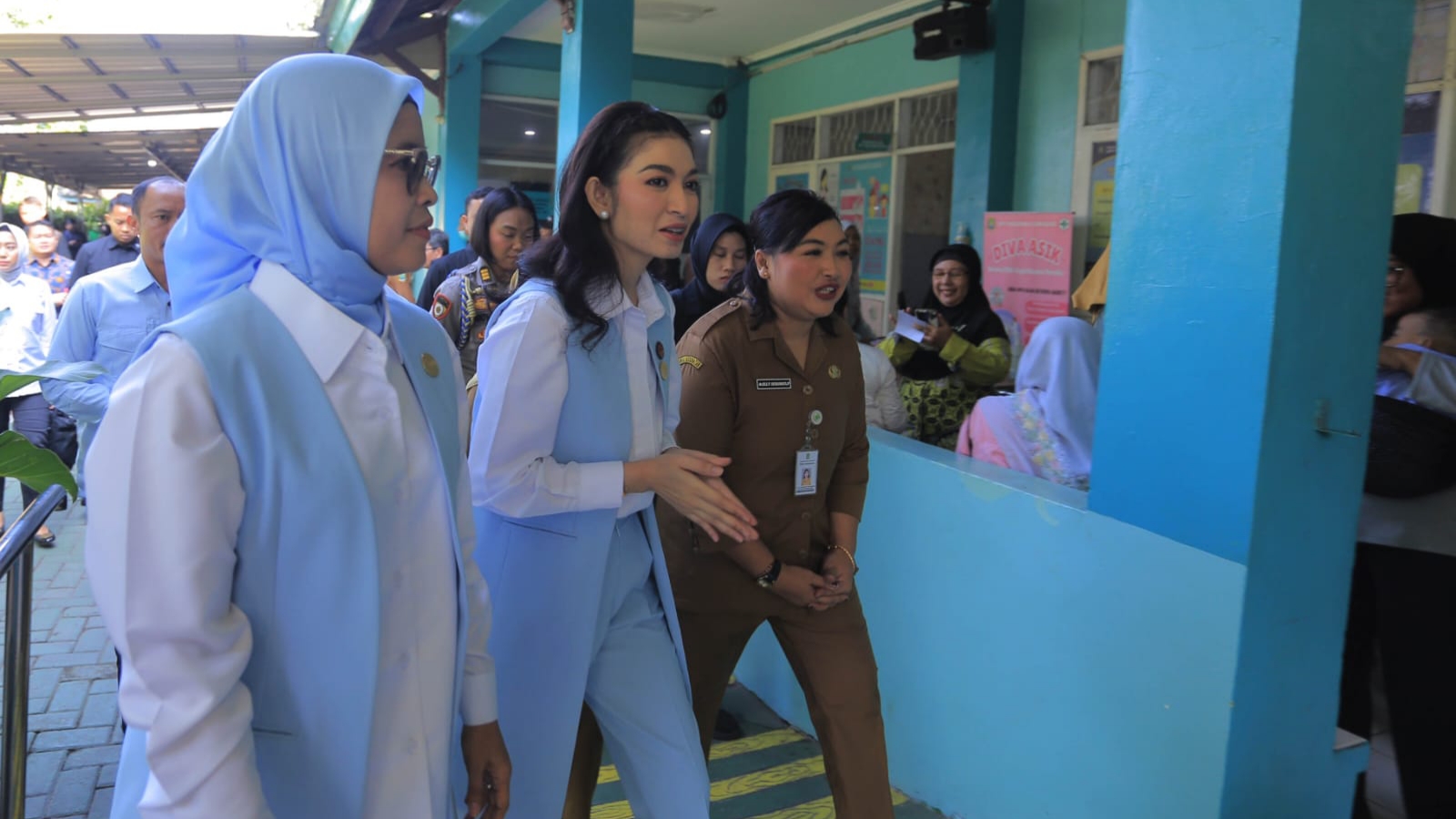 Istri Gibran Tinjau Program Cek Kesehatan Gratis di Tangerang, Sekalian Bagi-bagi Susu