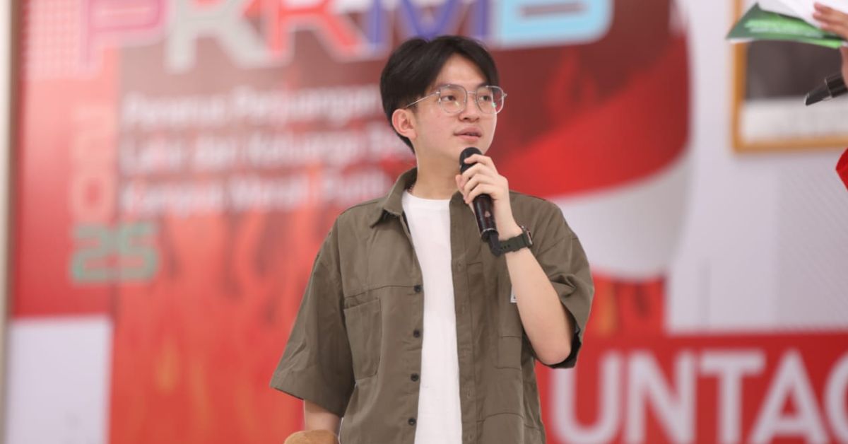 Maxwell Salvador Berikan Motivasi untuk Mahasiswa Baru dalam Pengukuhan PKKMB Untag Surabaya 2025