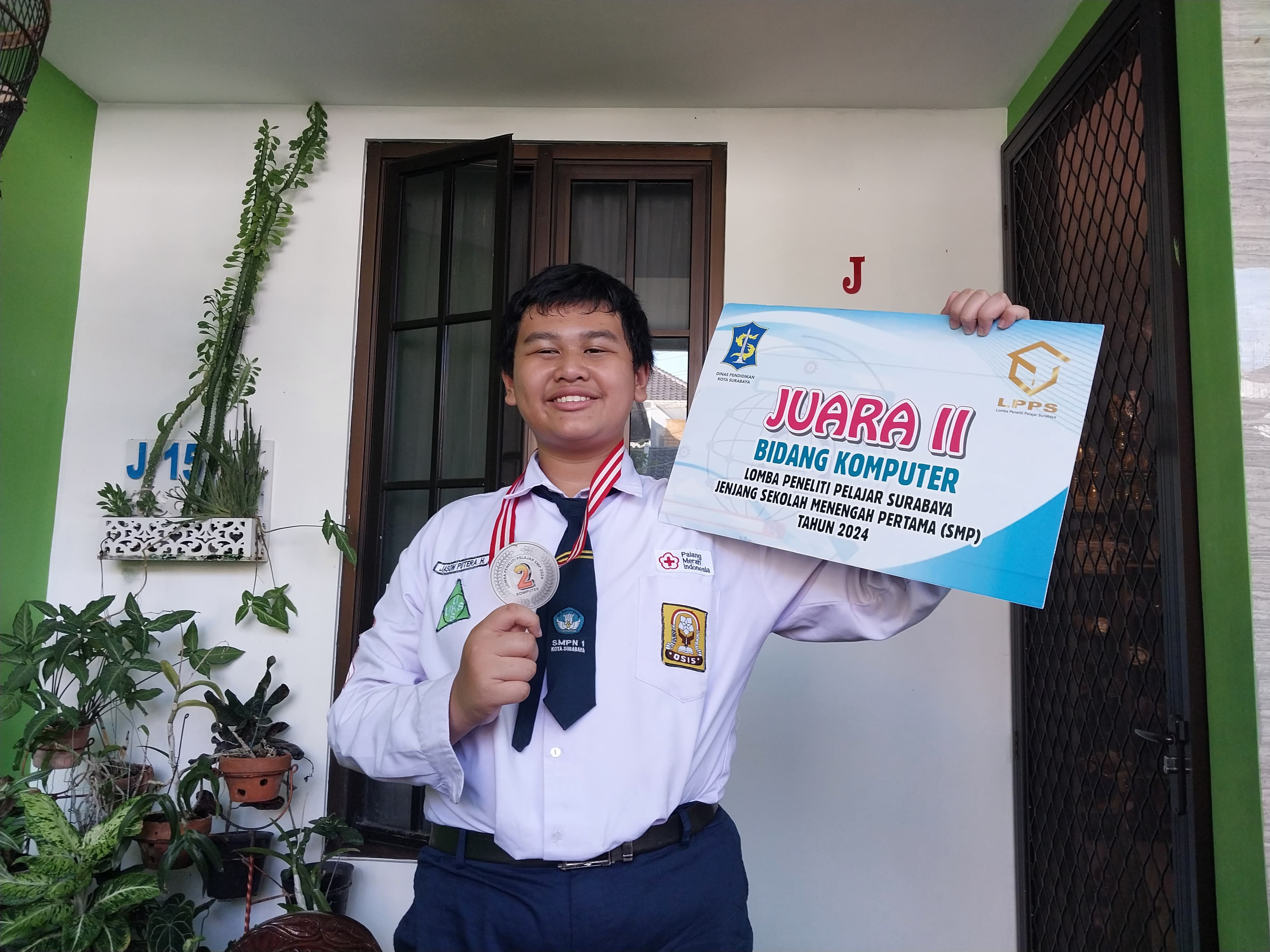 Siswa SMPN 1 Surabaya Raih Prestasi dengan Tongkat Tuna Netra Ciptaannya
