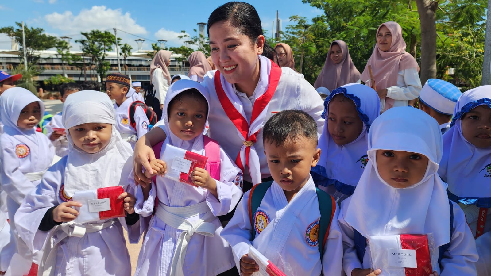 Bendera Merah Putih dari Mercure Surabaya Grand Mirama Berkibar di Sekitar Patung Sura dan Baya di Taman Suroboyo Kenjeran