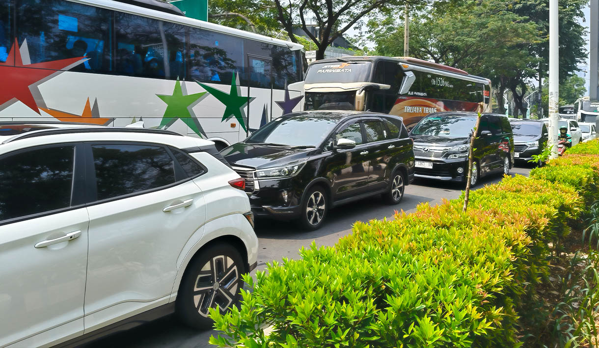 Kondisi Lalin Sekitar GBK Padat, Bus Jemaat Misa Berdatangan 