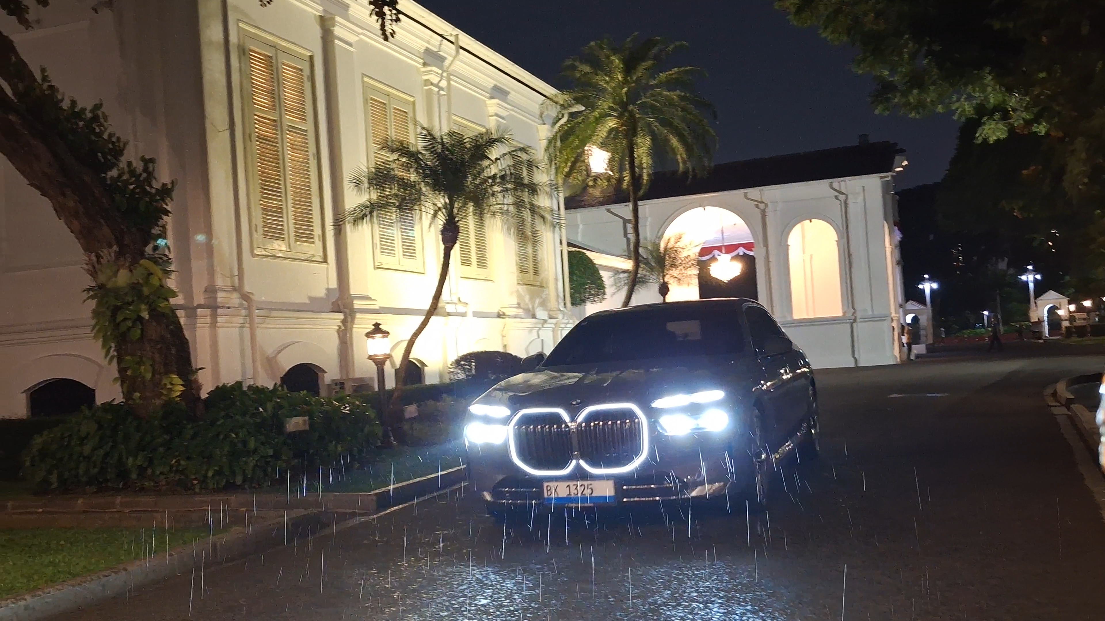 Spesifikasi BMW i7, Mobil Mewah Rp3,3 Miliar yang Ditumpangi Jokowi saat Bertemu Prabowo di Istana