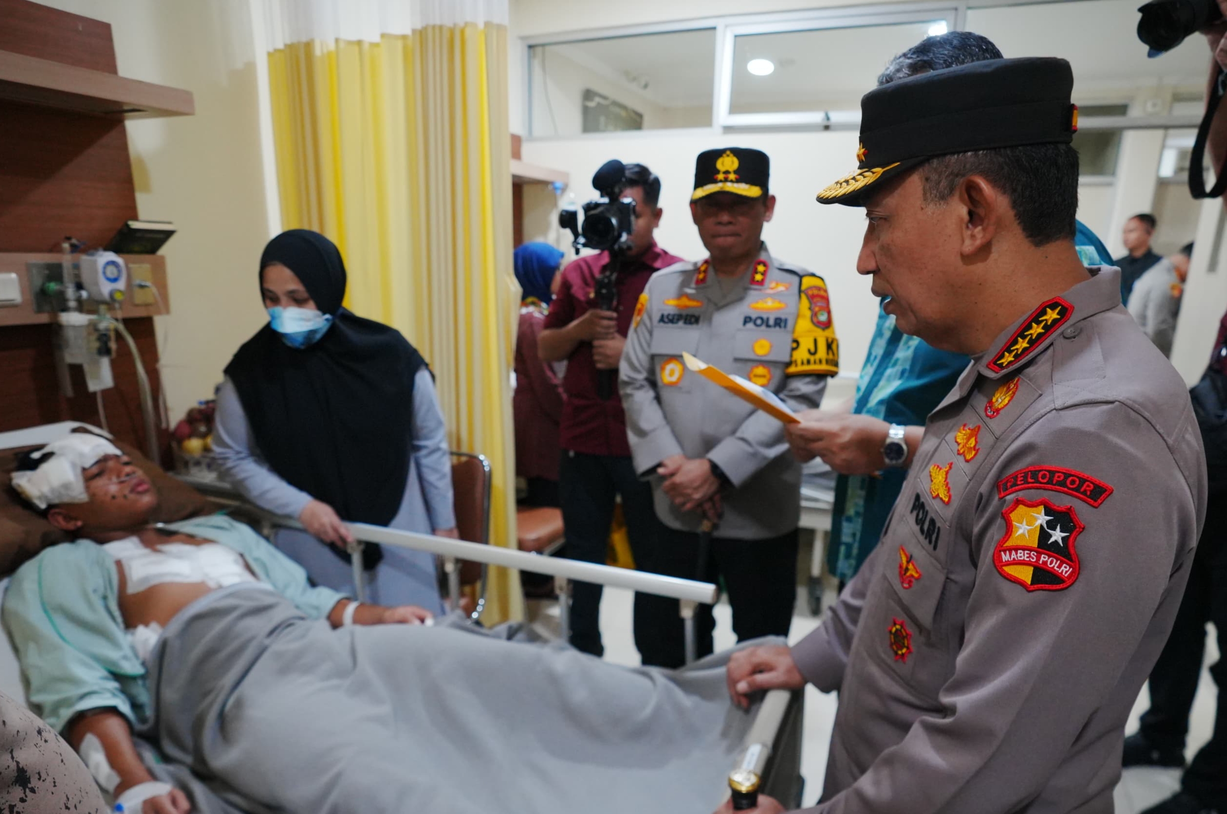 Momen Kapolri Jenderal Listyo Sigit Jenguk Korban Ledakan SMAN 72 Jakarta di RS Cempaka Putih