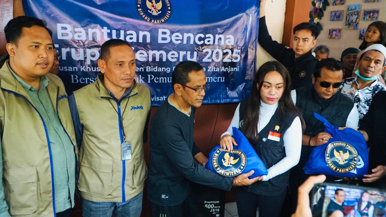 BULOG Salurkan 200 Paket Bantuan dan Cadangan Pangan Pemerintah Daerah untuk Warga Terdampak Erupsi Semeru di Kabupaten Lumajang