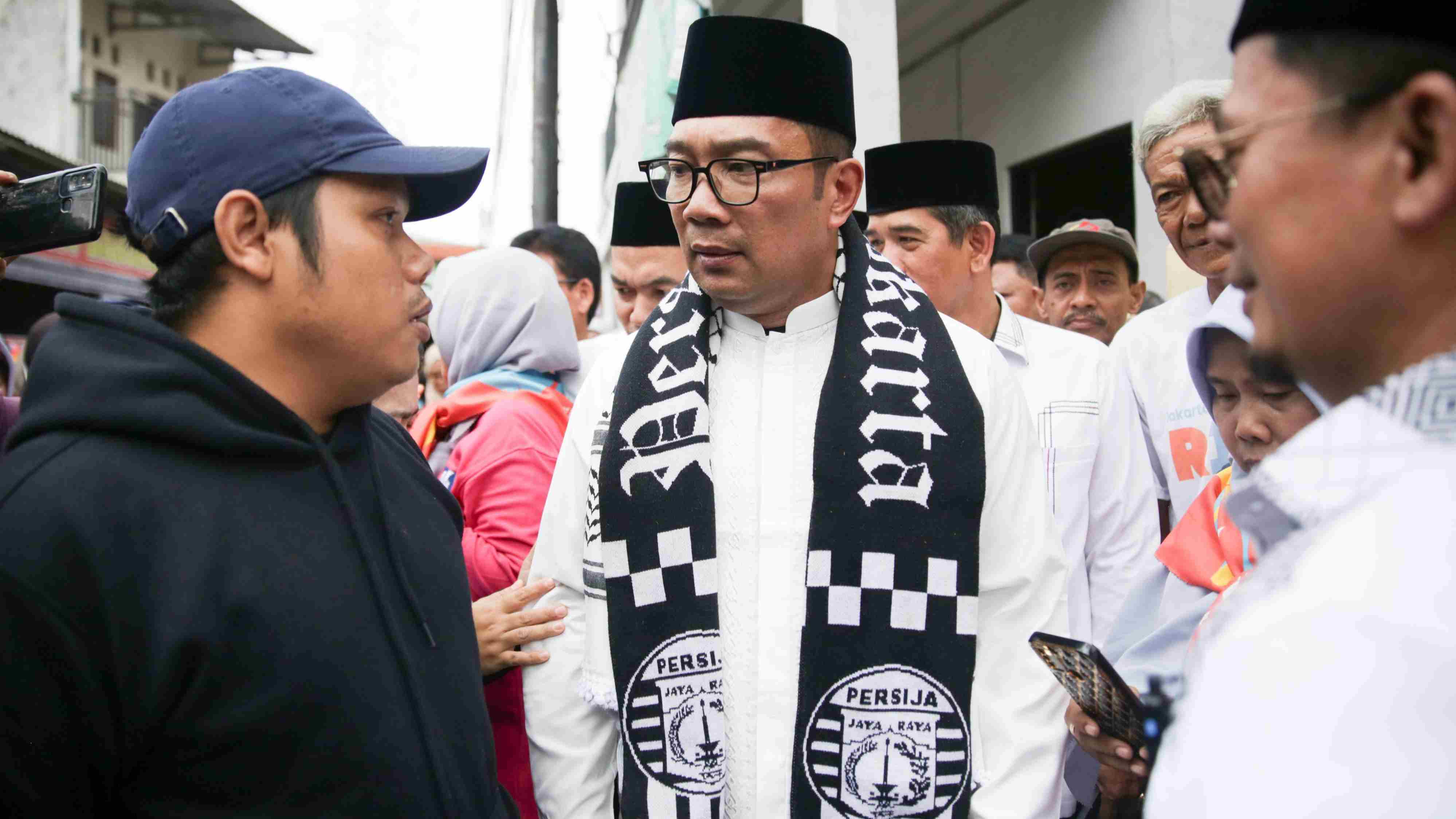 Ridwan Kamil Blusukan ke Pejaten Timur, Dapat Syal The Jakmania dan Sambil dengar Aspirasi Warga