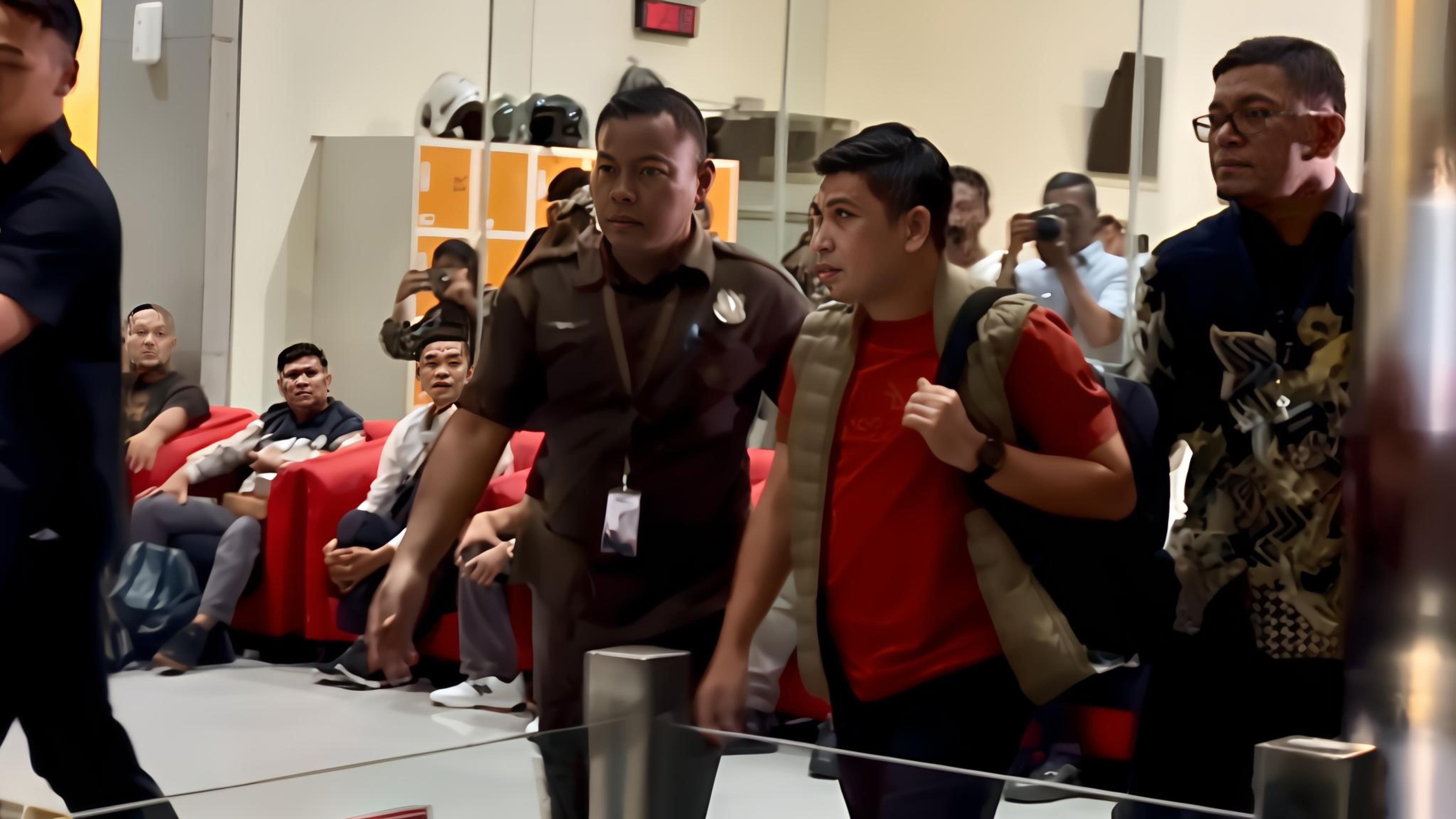 Terjaring OTT, Orang Kepercayaan Gubernur Riau Tiba di Gedung Merah Putih KPK