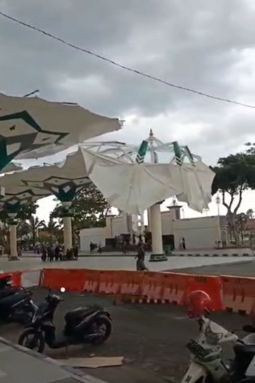 Payung Madinah Kota Pasuruan Patah Lagi, Pemkot Sebut Alat Deteksi Angin Kurang Canggih