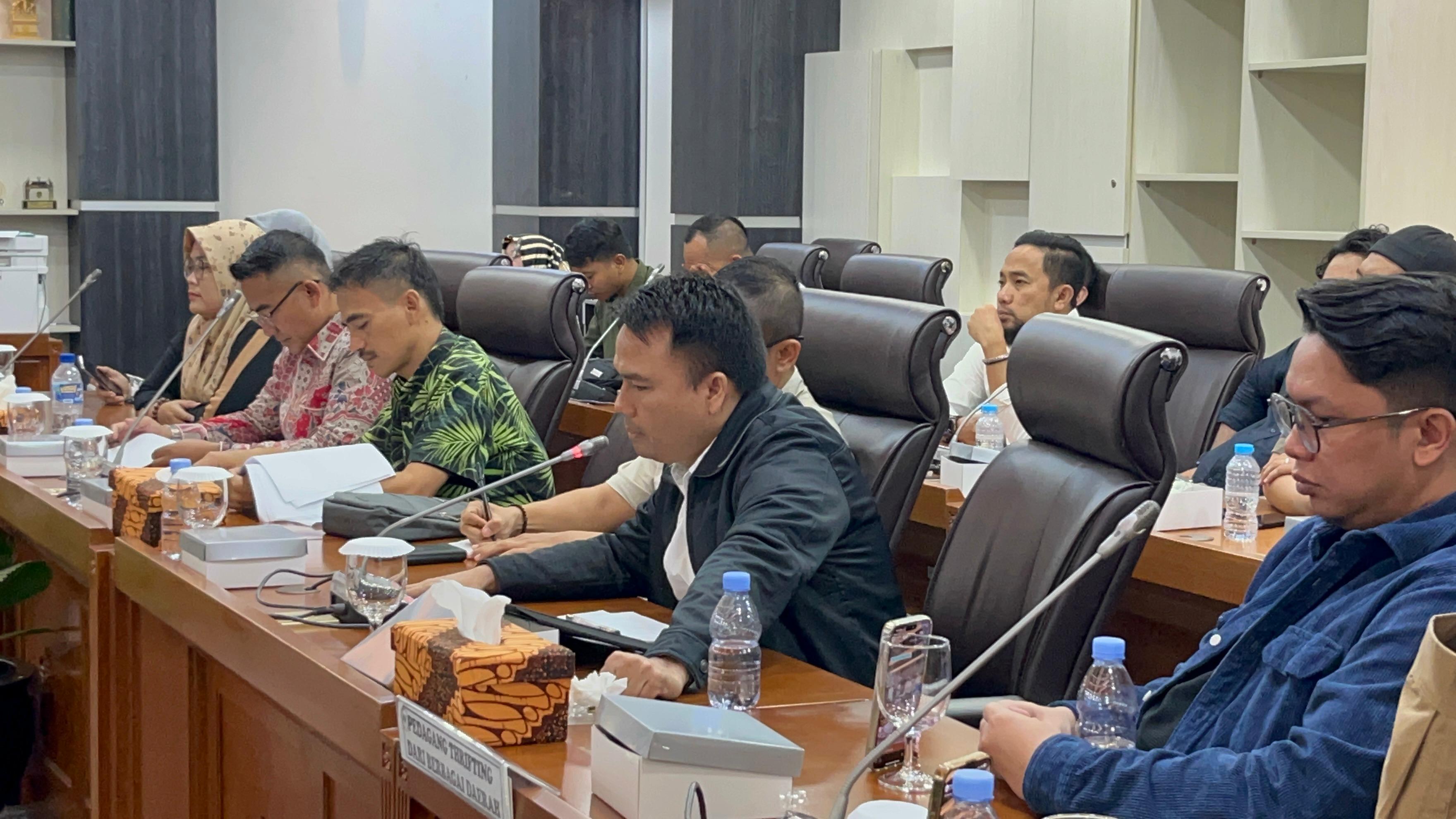 Pedagang Thrifting Curhat di DPR: Bukan Kami, Tapi Dominasi Impor China yang Matikan UMKM!