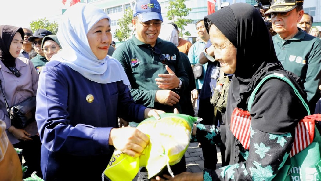 Warga Serbu Pasar Murah di Kota Probolinggo, Gubernur Khofifah Tegaskan Pemerintah Hadir Ringankan Beban Masyarakat