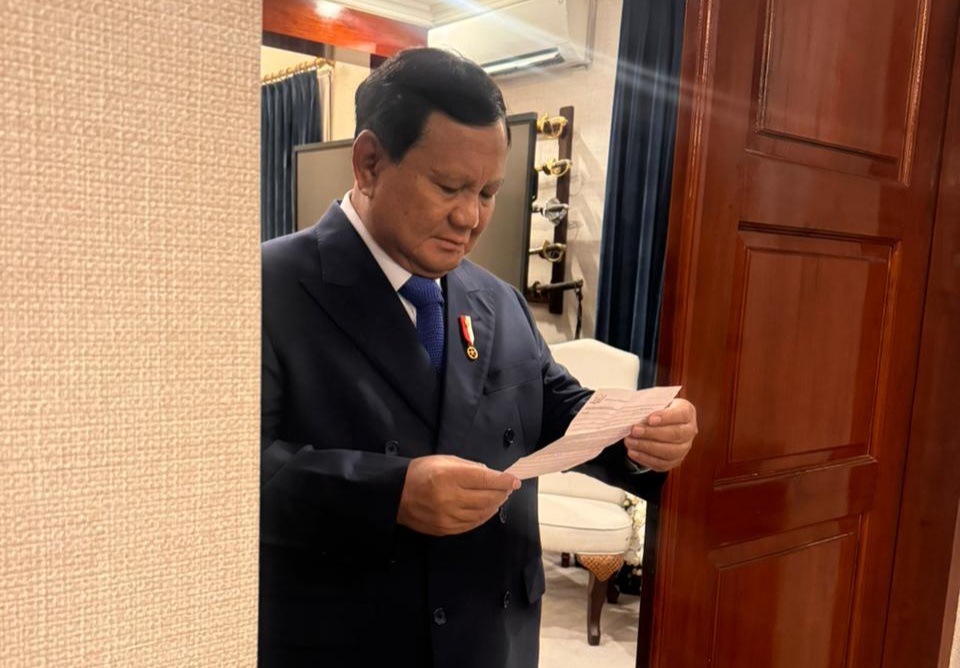 Ekspresi Prabowo saat Baca Surat Daffa, Siswa Sekolah Rakyat yang Senang Bisa Kembali Bersekolah