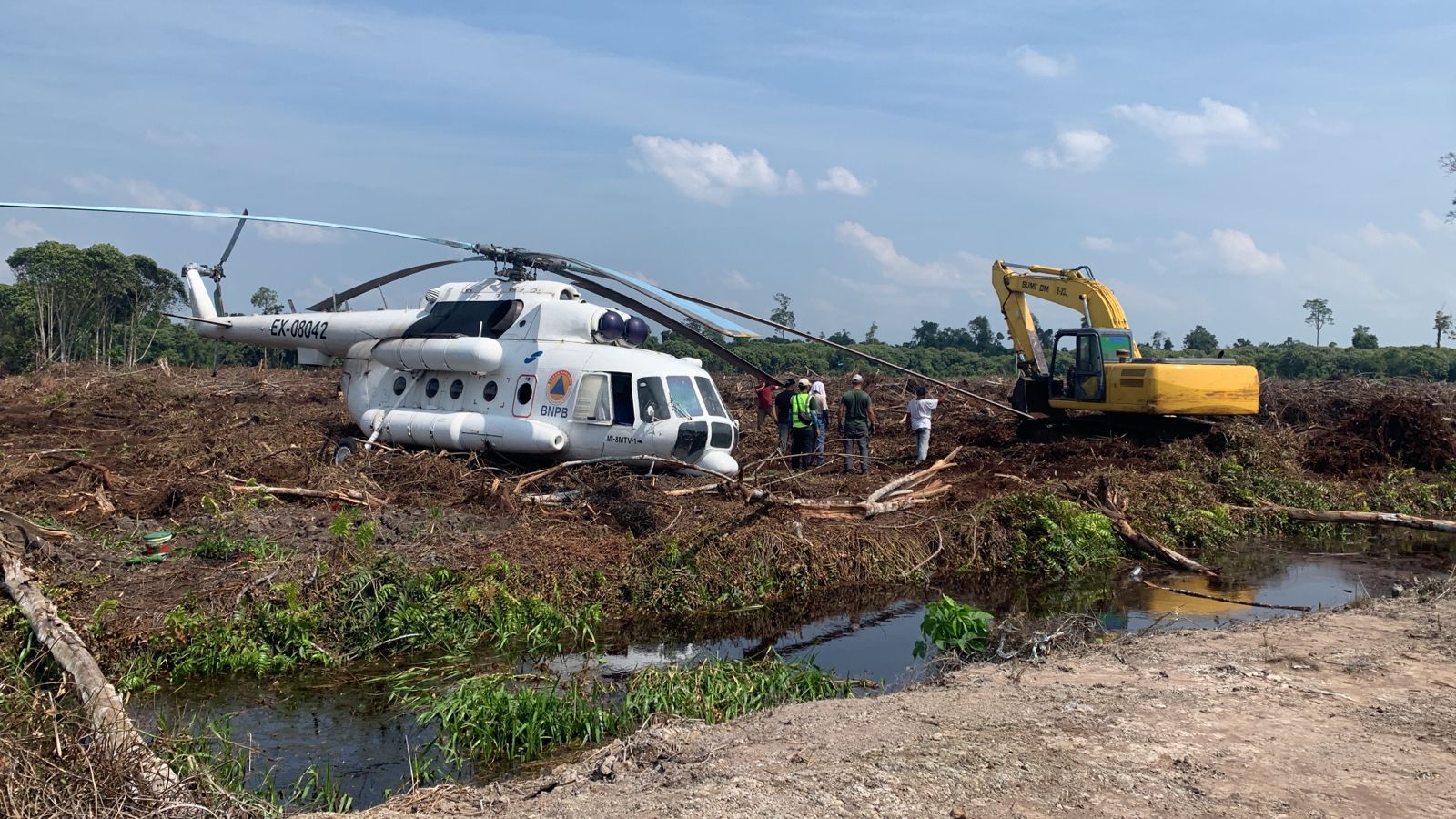 Helikopter BNPB Terperosok Di Ladang, Tidak Ada Kerusakan