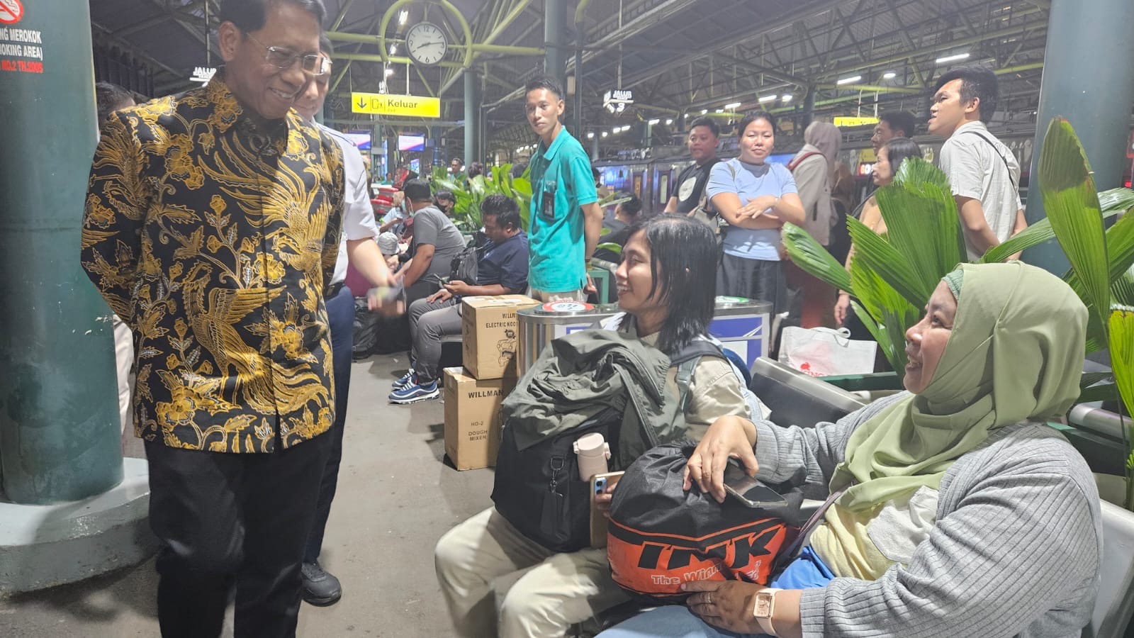 Kereta Sembrani dan Argo Lawu Terlambat, Dirut KAI Minta Maaf Langsung ke Penumpang di Stasiun Gambir