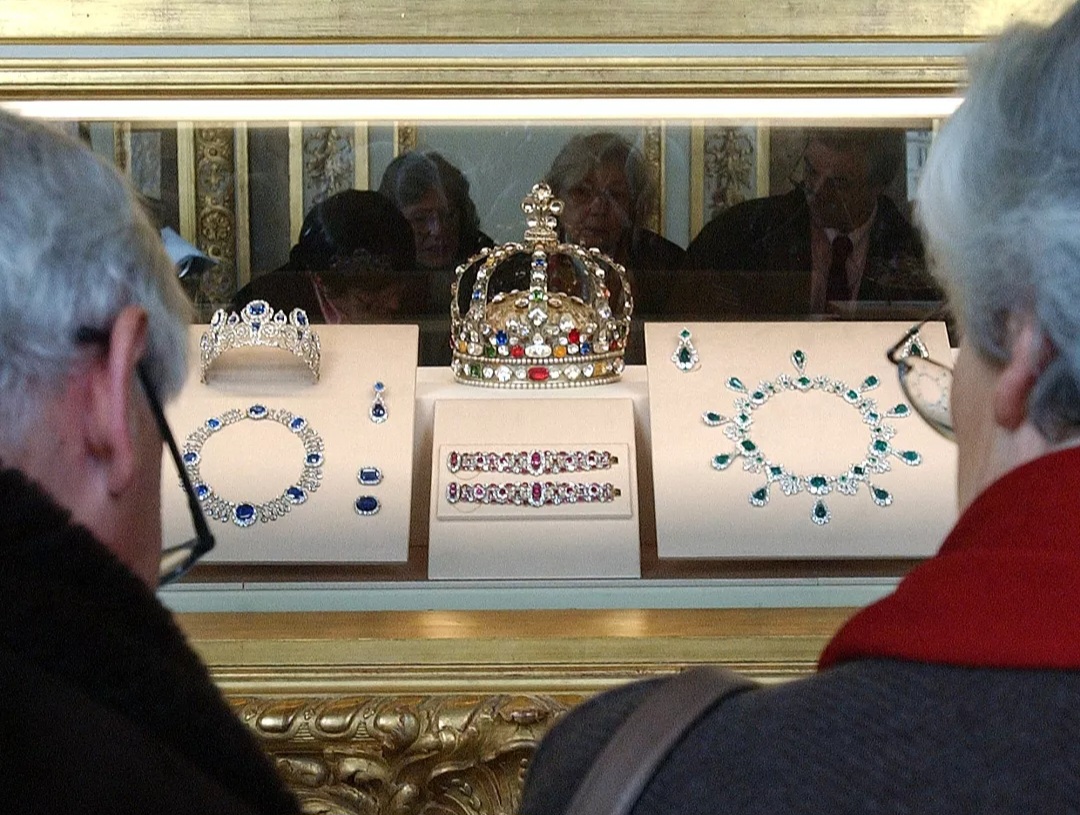 Perampokan Besar di Museum Louvre, Koleksi Bersejarah Raib dalam 7 Menit