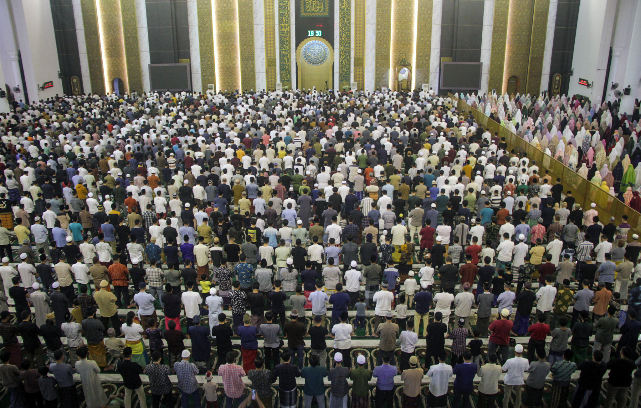 Perbedaan Tak Jadi Penghalang di Masjid Al Akbar Surabaya, Salat Tarawih Perdana Tembus 15 Ribu Jamaah 