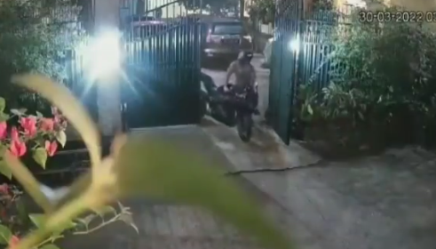 Viral! Terekam CCTV, Dua Pria Curi 3 Motor Dalam Waktu yang Berbeda di Kos-kosan Bekasi