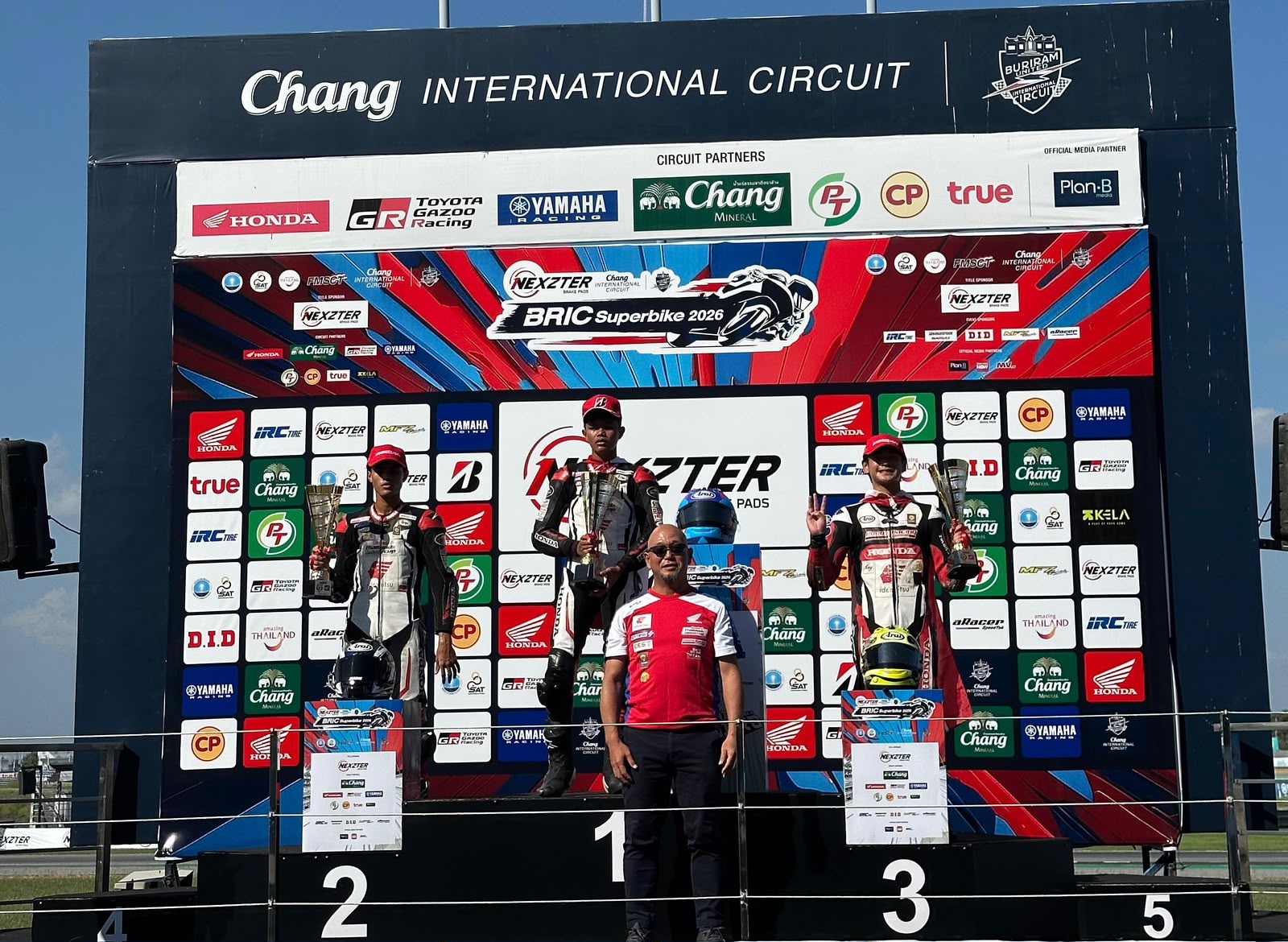 Bikin Bangga, Pembalap Muda Indonesia Raih Podium Tertinggi di Thailand