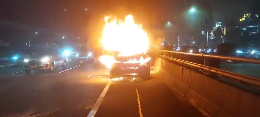 HR-V Terbakar di Ruas Tol Dalam Kota Tebet Arah Cawang, Petugas Padamkan dengan Apar