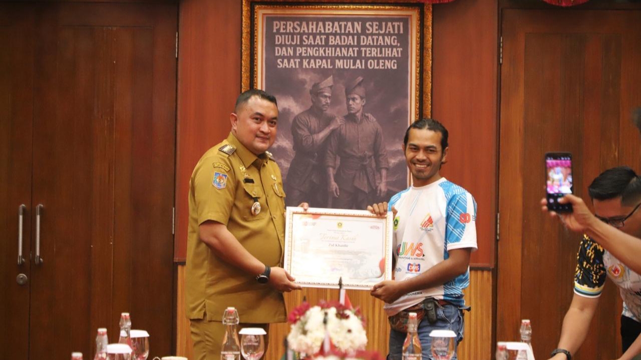 Bupati Bogor Bangga FPTI Torehkan Rekor MURI Lewat Pengibaran Bendera Raksasa di Tebing Lidah Jegger