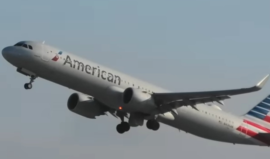 Lagi! Pesawat Boeing  777 Milik American Airlines Mendarat Darurat di Los Angeles, Masalah Mekanis Sebabkan Pecah Ban