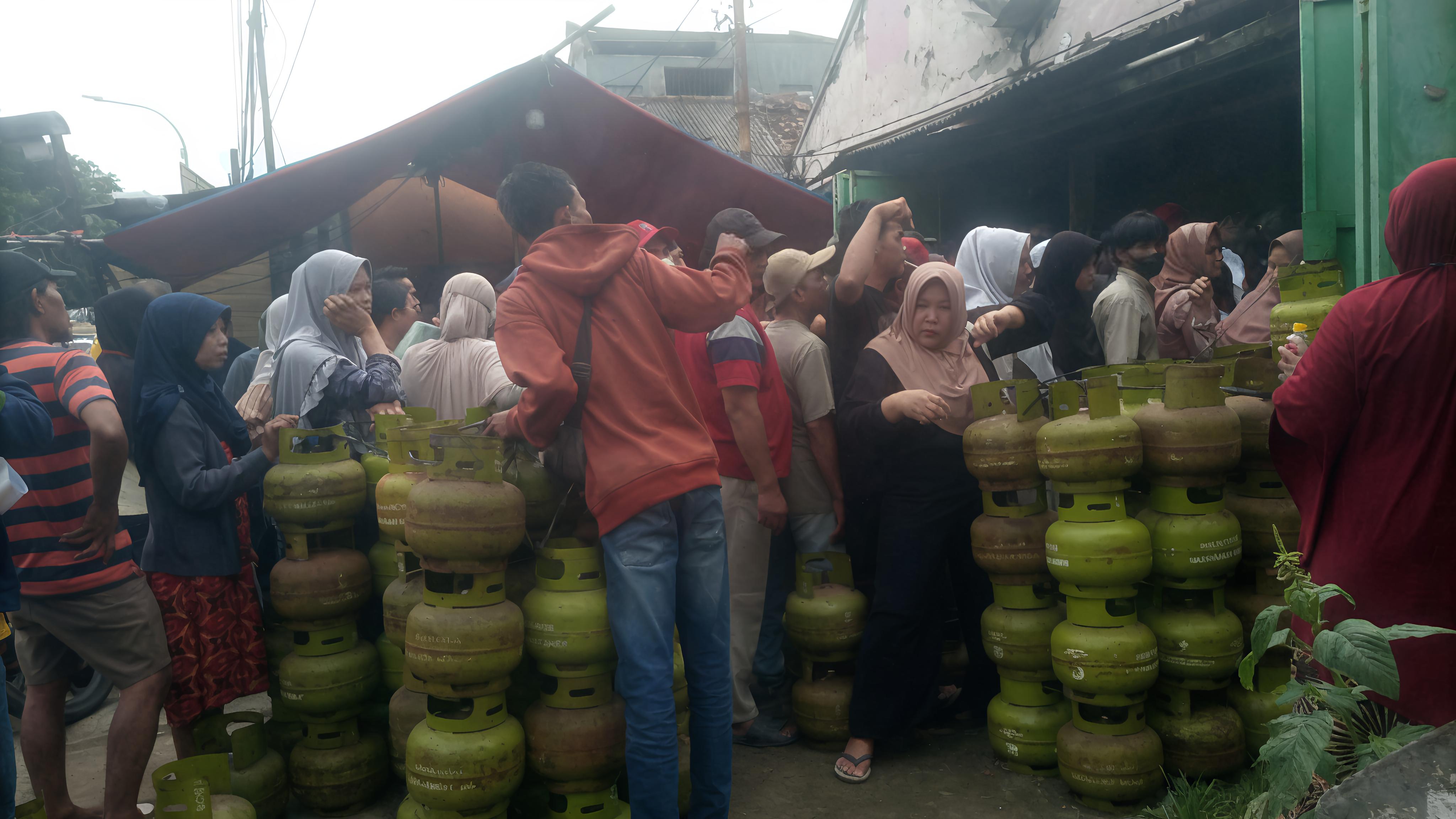 Antre Sejak Pagi, Warga Cikupa Serbu Agen Gas LPG 3 Kg: Bawa KTP hingga KK