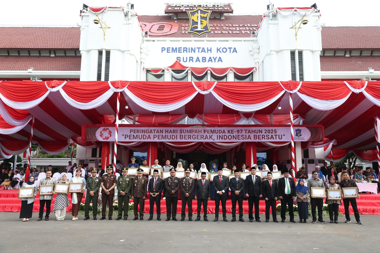 Pemkot Surabaya Beri Penghargaan Kepada 68 Orang Pemuda Berprestasi di Surabaya