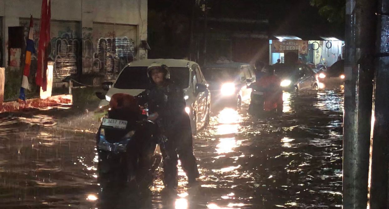 Nekat Terobos Banjir di Jambore Cibubur, Belasan Motor Mogok