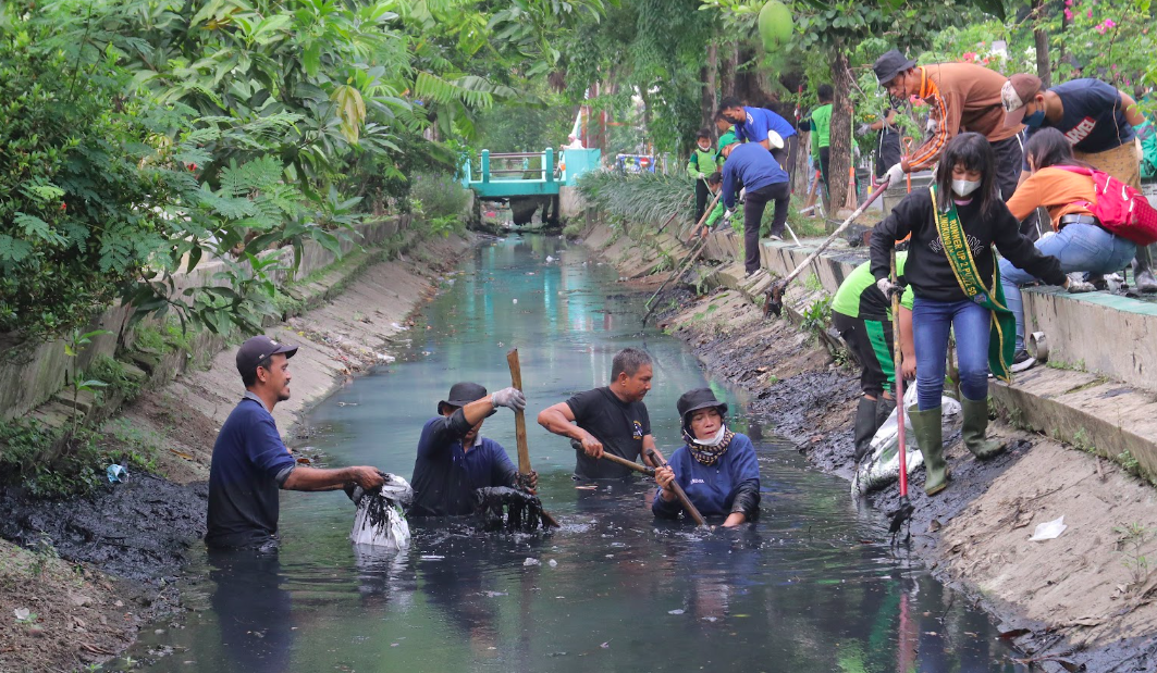 Bersih-Bersih Sungai SDN Rungkut Menanggal 1: Siswa Hingga Kepsek Nyemplung ke Comberan