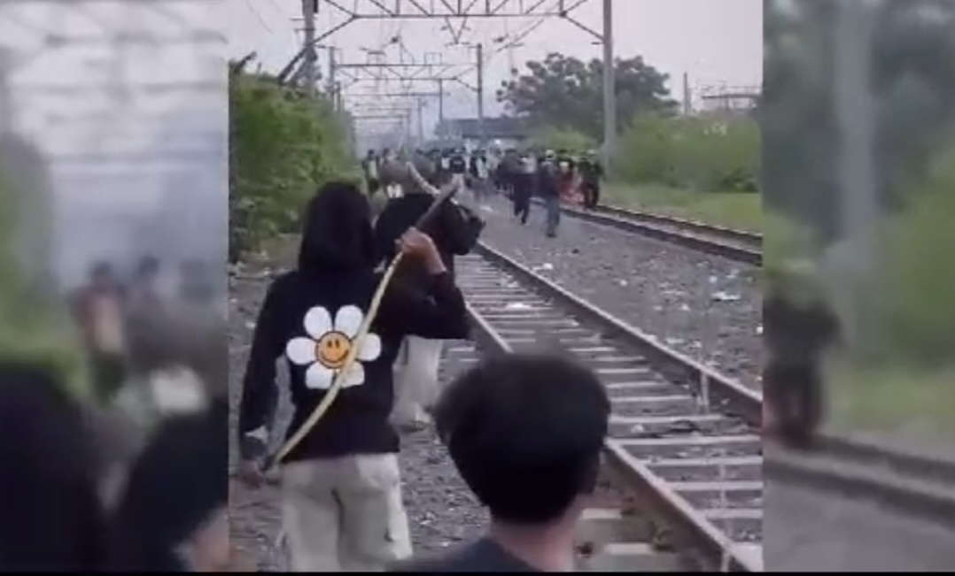 Tawuran di Rel Kereta Kampung Bahari Akibatkan Perjalanan KRL Terhenti, Banyak Rumah Warga Rusak