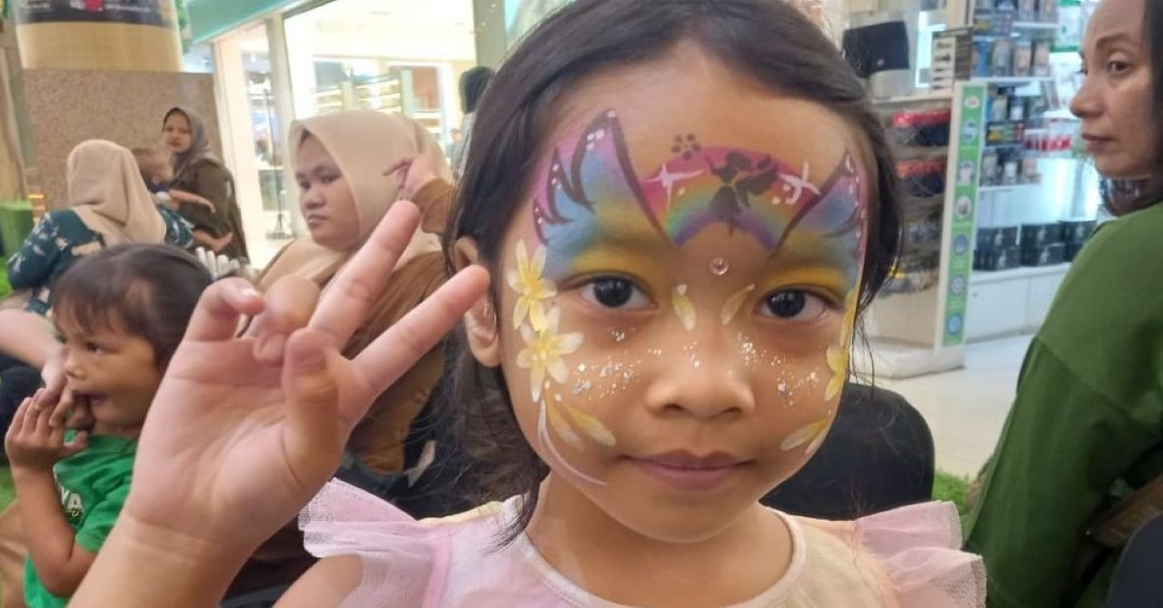 Habiskan Masa Liburan di Dalam Kota, Girang Lihat Lukisan Wajah di Cermin 