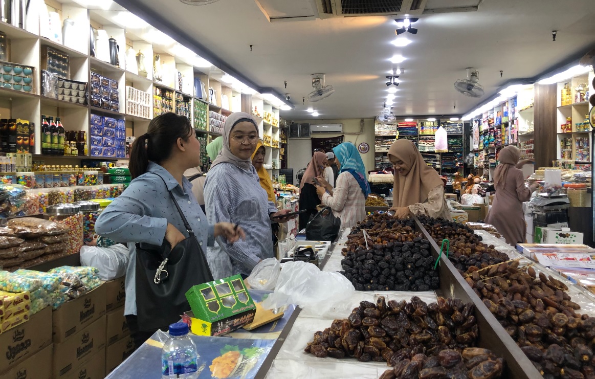 Pusat Oleh-oleh Haji di Pasar Tanah Abang Diserbu Pembeli dari Berbagai Kota