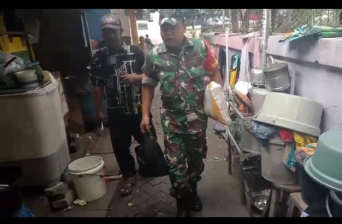 Babinsa Pegirian Surabaya Berikan Bantuan Kepada Warga Kurang Mampu