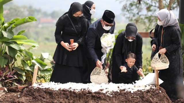 Masya Allah! Mata Air Menglir Deras di Dekat Makam Eril, Ridwan Kamil: Akan Saya Manfaatkan ke Warga