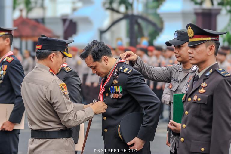 Hari Kesadaran Nasional, Kapolrestabes Surabaya Beri Penghargaan 36 Anggota