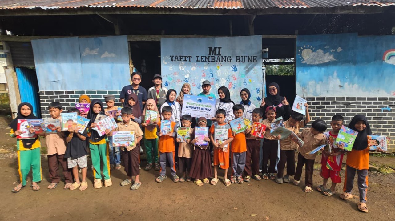 Senyum Anak-Anak Pedalaman Mengembang Saat Menerima Ribuan Buku Baru dari PNM