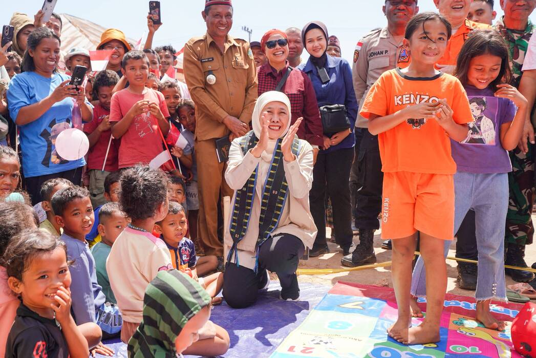 Bermain Bersama Anak di Pengungsian, Khofifah Kuatkan Mental Korban Gempa NTT