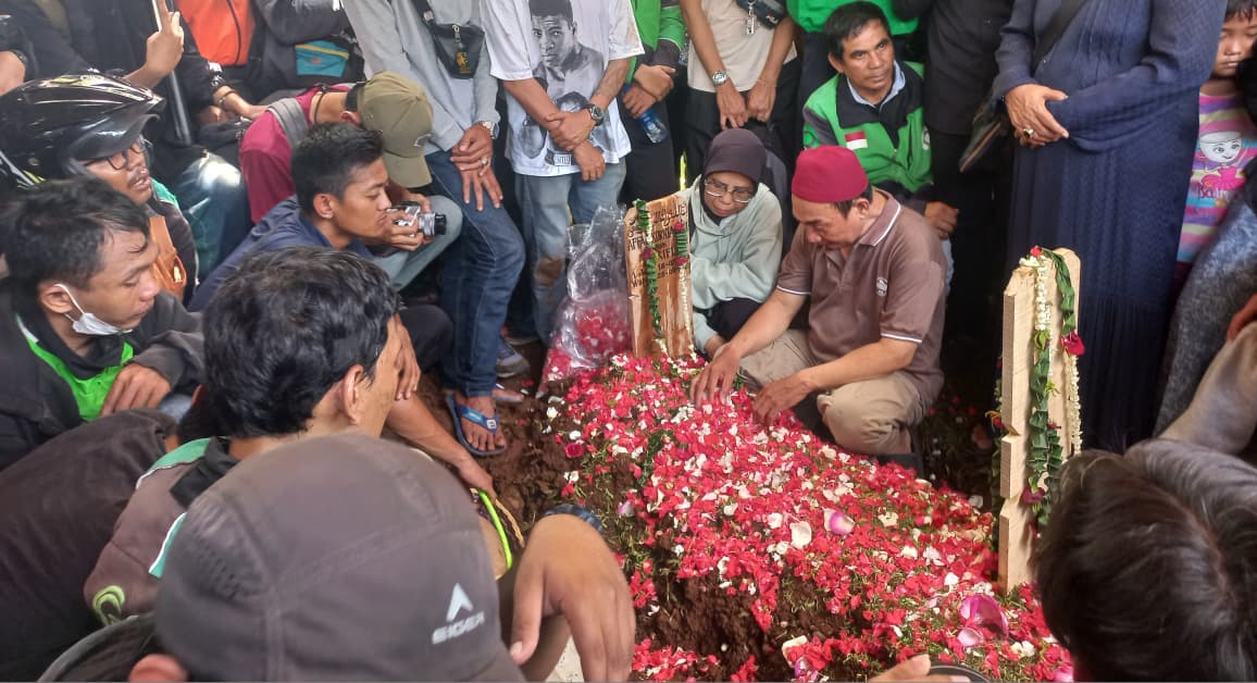 Ribuan Ojol Kawal Jenazah Affan, Hijau-Kuning Memadati TPU Karet Bivak