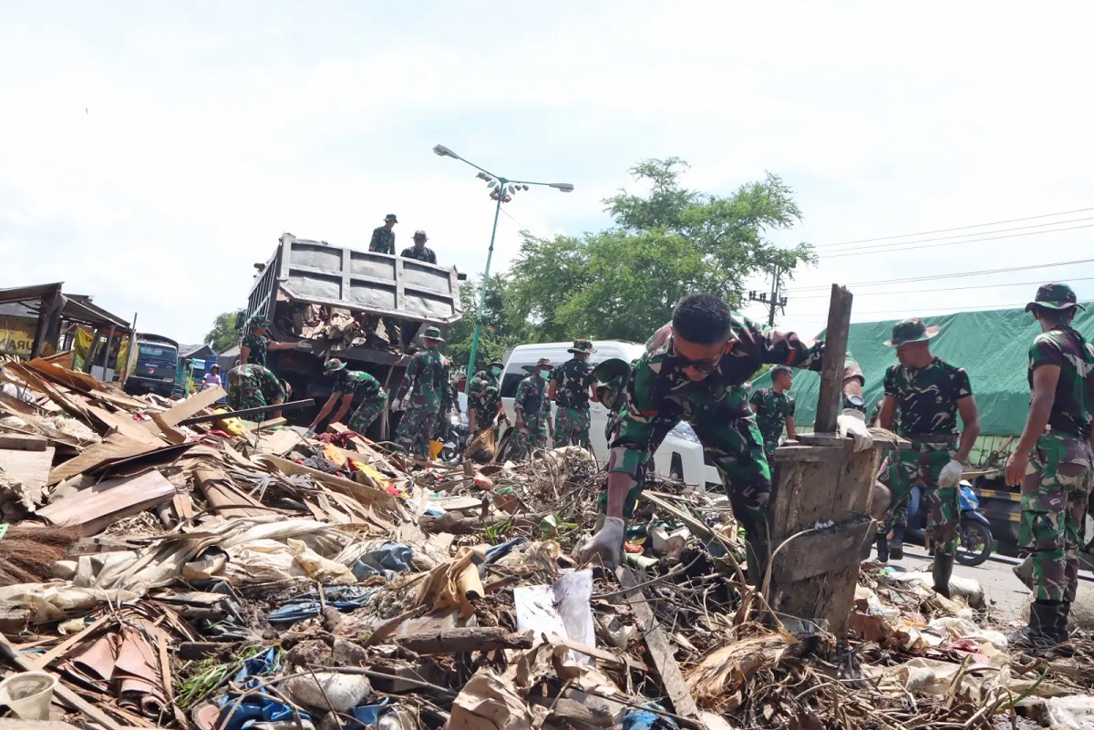 Penanganan Pasca Banjir Demak Masih Berlanjut, Kali Ini Masif Bersihkan Fasos-Fasum