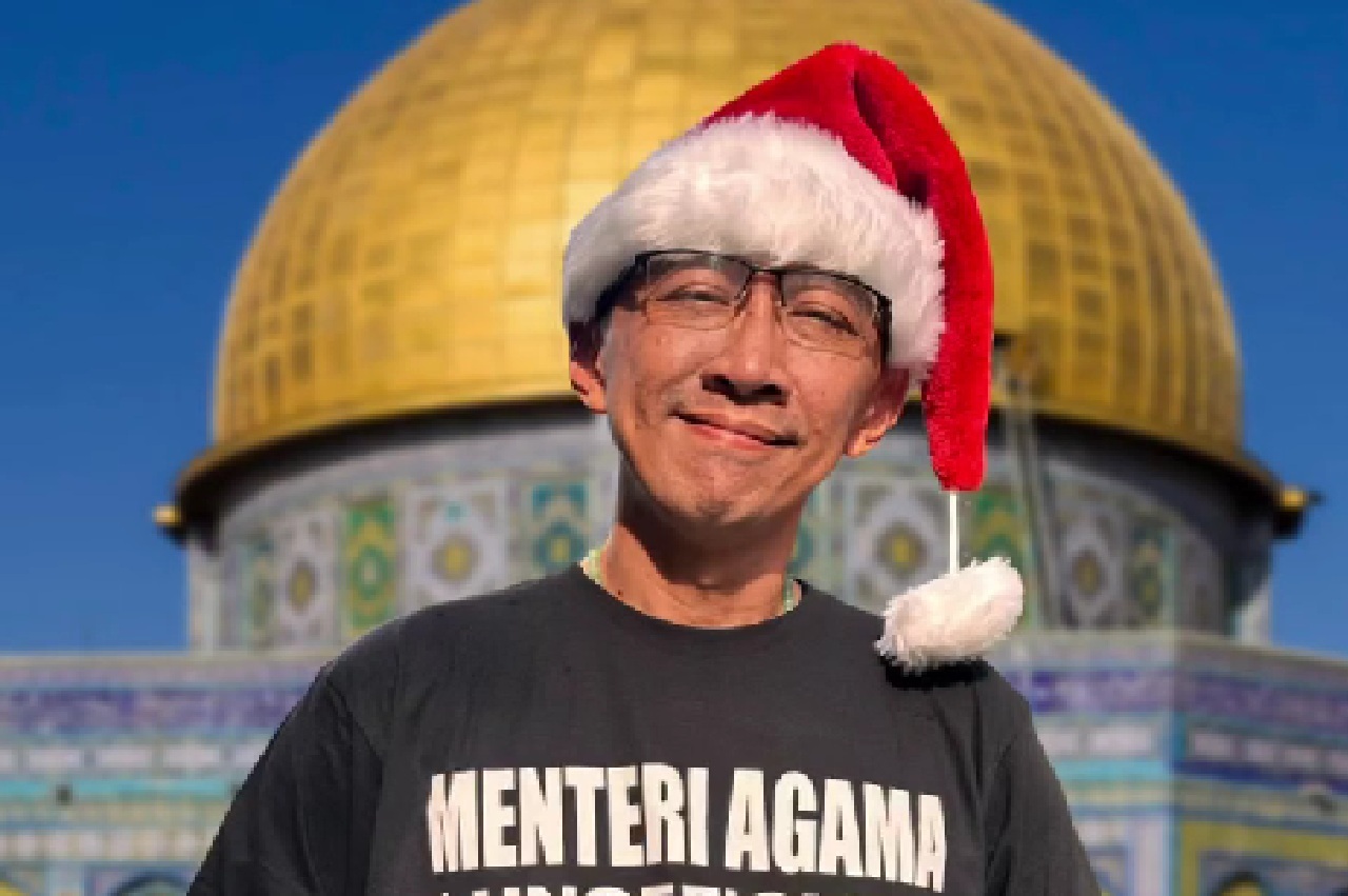 Abu Janda Soroti Video Pria Bergamis Adzan di Depan Gereja Kalbar: Damainya Dimana?