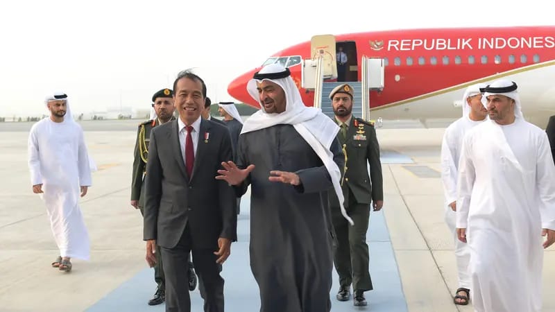Tiba di Abu Dhabi, Jokowi Disambut Presiden MBZ